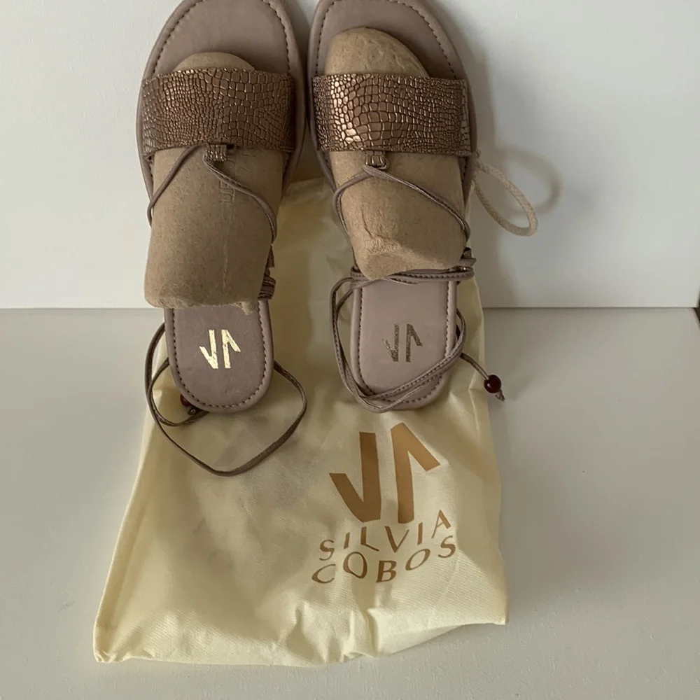 Silvia Cobos Santos Wrap around the ankle flat sandals